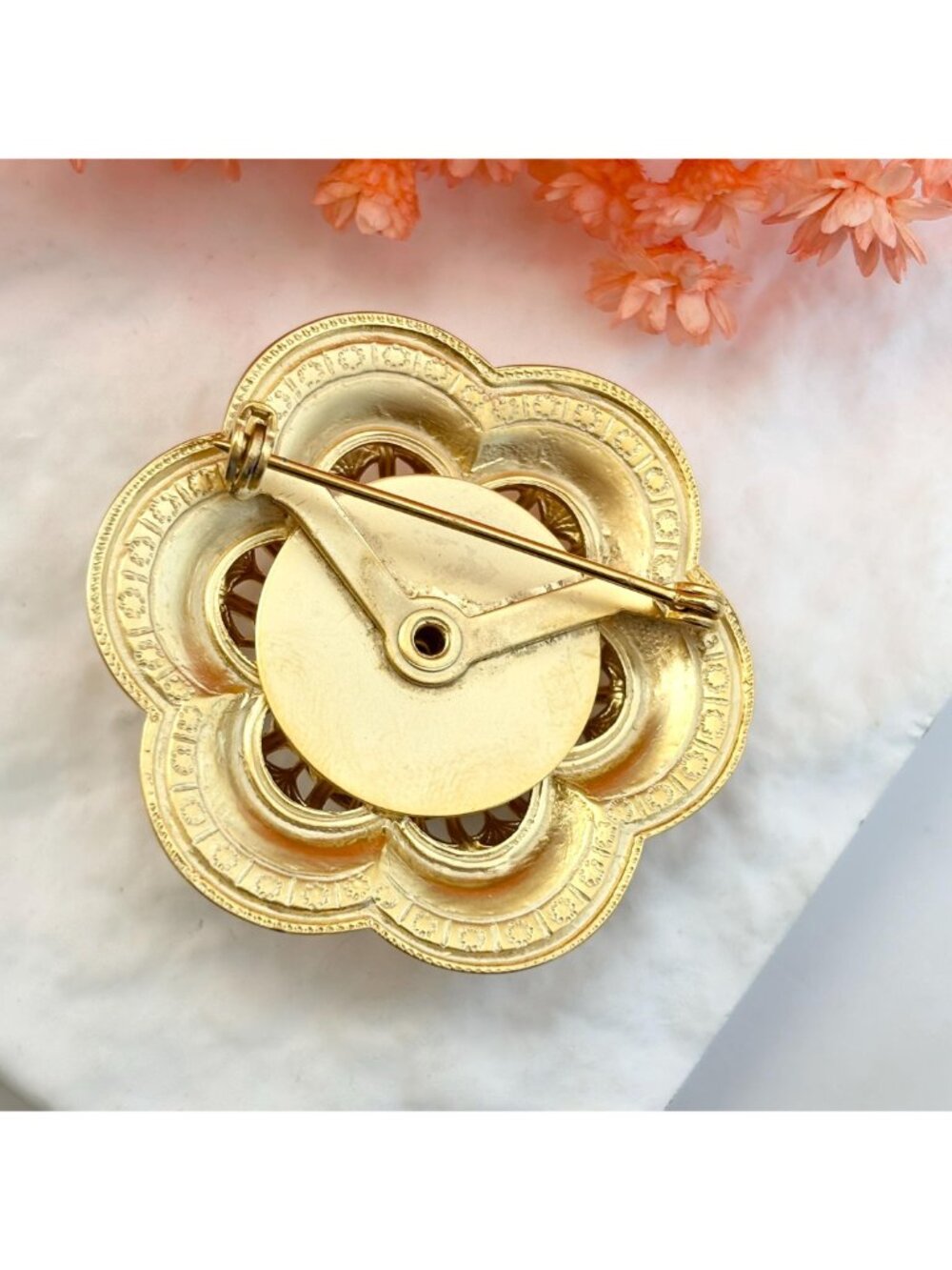 Black Cameo Accented Gold Scalloped Setting Vintage Costume Brooch | Lapel Pin - Picture 3 of 10
